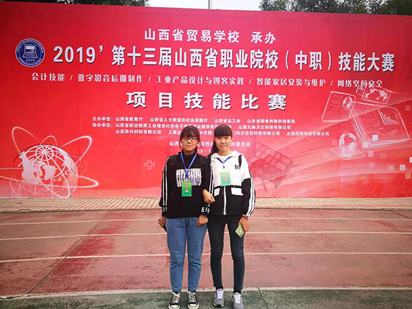 王路延（左一）获得数字影音后期